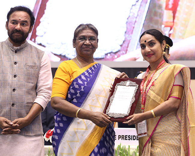 Indian President Droupadi Murmu presenting Sangeetha Nataka Academy Award to Dr. Neena Prasad